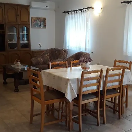 Апартаменти With Parking Space - 7420